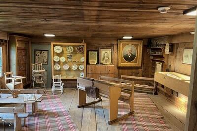 In einem historischen Innenraum in Zweisimmen [3770] im Kanton Bern sind alte Moebel, Bilder, Geschirr und Ausstellungsstuecke des Heimatmuseums zu sehen.