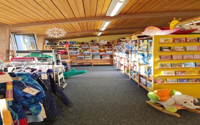 Die Ludothek in Dübendorf 8600 im Kanton Zürich zeigt ein helles, einladendes Angebot mit Spielen, Büchern, Spielsachen und verschiedenen Freizeitartikeln in übersichtlichen Regalen.