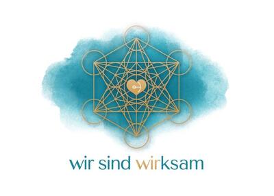 Das Logo des Vereins «wir sind wirksam» aus Salmsach (8599, Kanton Thurgau) zeigt ein geometrisches goldfarbenes Symbol mit Herz vor türkisfarbenem Hintergrund sowie den Schriftzug «wir sind wirksam».
