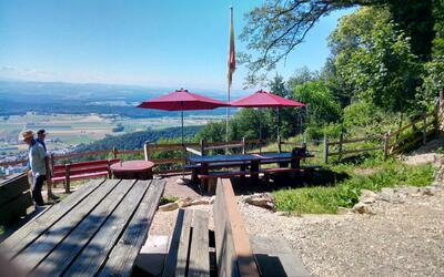Oberhalb von Niederbipp (4704, Kanton Bern) befindet sich ein Rastplatz mit Holztischen und Sonnenschirmen, der einen weiten Blick ueber die Landschaft bietet.