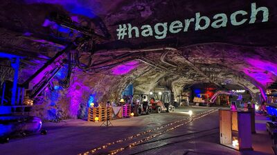 Im VersuchsStollen Hagerbach AG in Flums Hochwiese (8893, Kanton St. Gallen) erhellen bunte Lichter den Tunnel, in dem Baumaschinen und Technik ausgestellt sind.