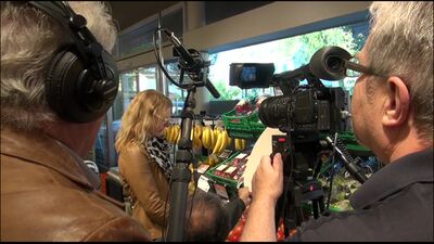 In Riehen (4125, Kanton Basel-Stadt) filmt ein Kamerateam eine Szene in einem Laden, mit Mikrofon, Kamera und Lichttechnik bei einer laufenden Aufnahme.