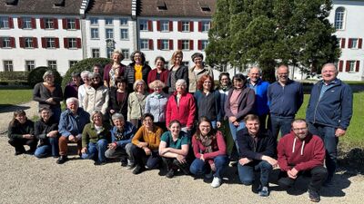 In Uster (8610, Kanton Zürich) versammelt sich das Vokalensemble Cantapè in einem Garten vor einem historischen Gebäude für ein Gruppenfoto.