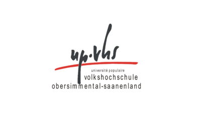 Das Logo der Volkshochschule ist in 3770 Zweisimmen im Kanton Bern auf hellem Hintergrund mit schwarzer und roter Schrift dargestellt.