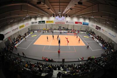 Ein Volleyballspiel findet in einer grossen Halle mit Publikum statt, gesehen aus der oberen Perspektive in Schönenwerd (5012, Kanton Solothurn).