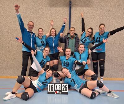 In Rüdtligen-Alchenflüh (3422, Kanton Bern) spielt eine Gruppe Volleyball in einer Halle und bewegt sich aktiv auf dem Spielfeld.