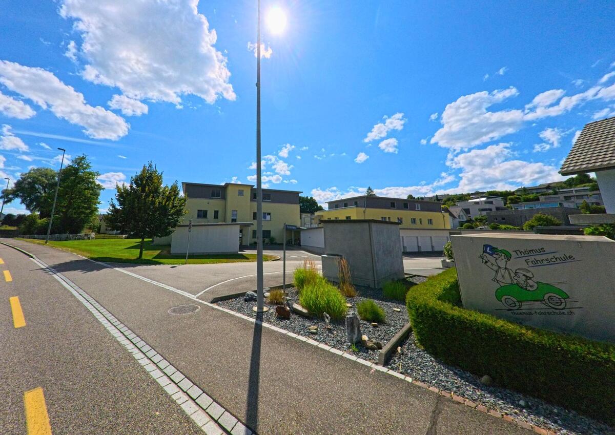 In Vordemwald (4803, Kanton Aargau) befindet sich an einer ruhigen Wohnstrasse ein modernes Quartier mit Garagen und einem Hinweisschild zur Thoemus Fahrschule.