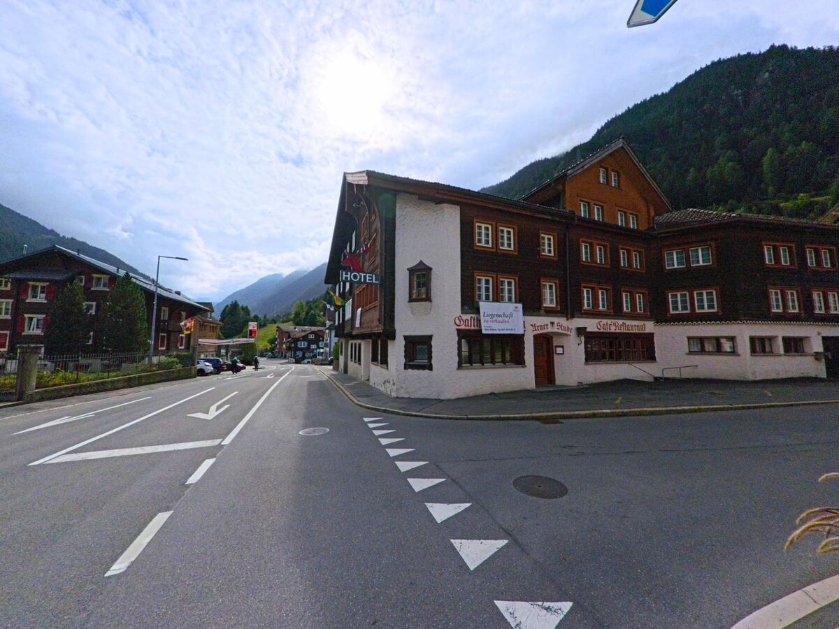 Das Seniorenheim in Wassen (6484, Kanton Uri) befindet sich in einem mehrstöckigen Gebaeude mit grünen Fensterlaeden und Blumenkaesten.