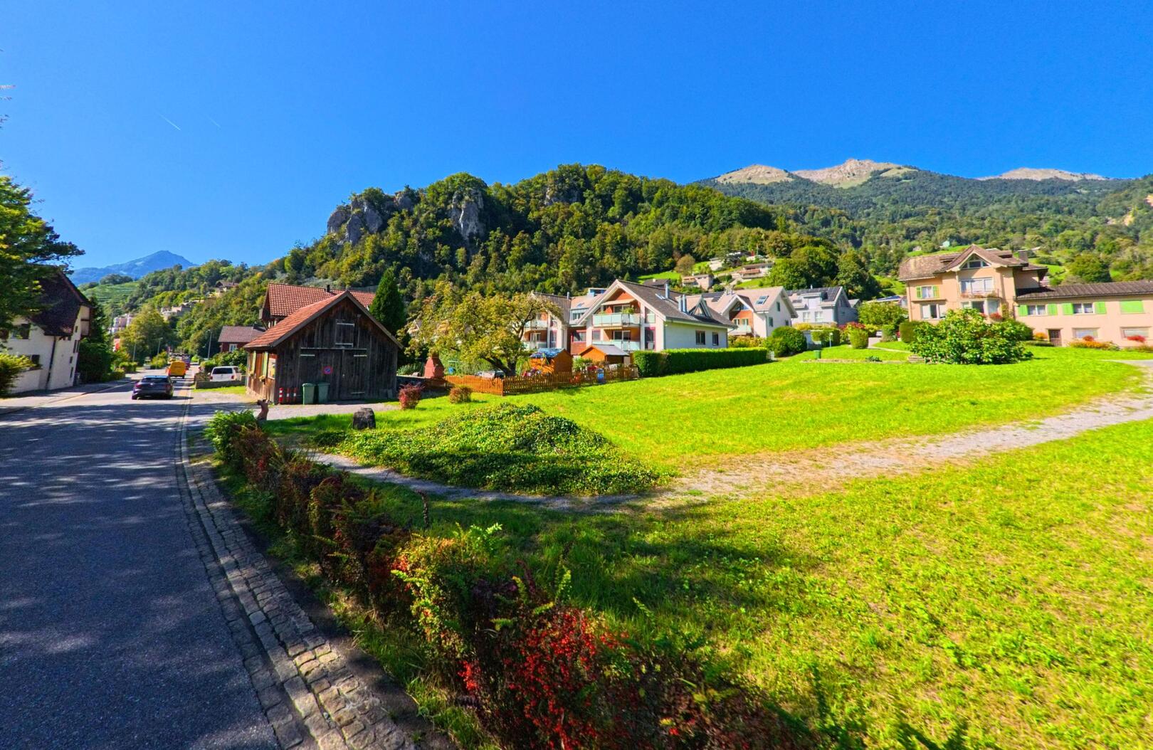 In Weesen (8872, Kanton St. Gallen) liegt eine ruhige Wohnsiedlung am Fuss bewaldeter Hügel, umgeben von grünen Wiesen und klarer Bergluft.