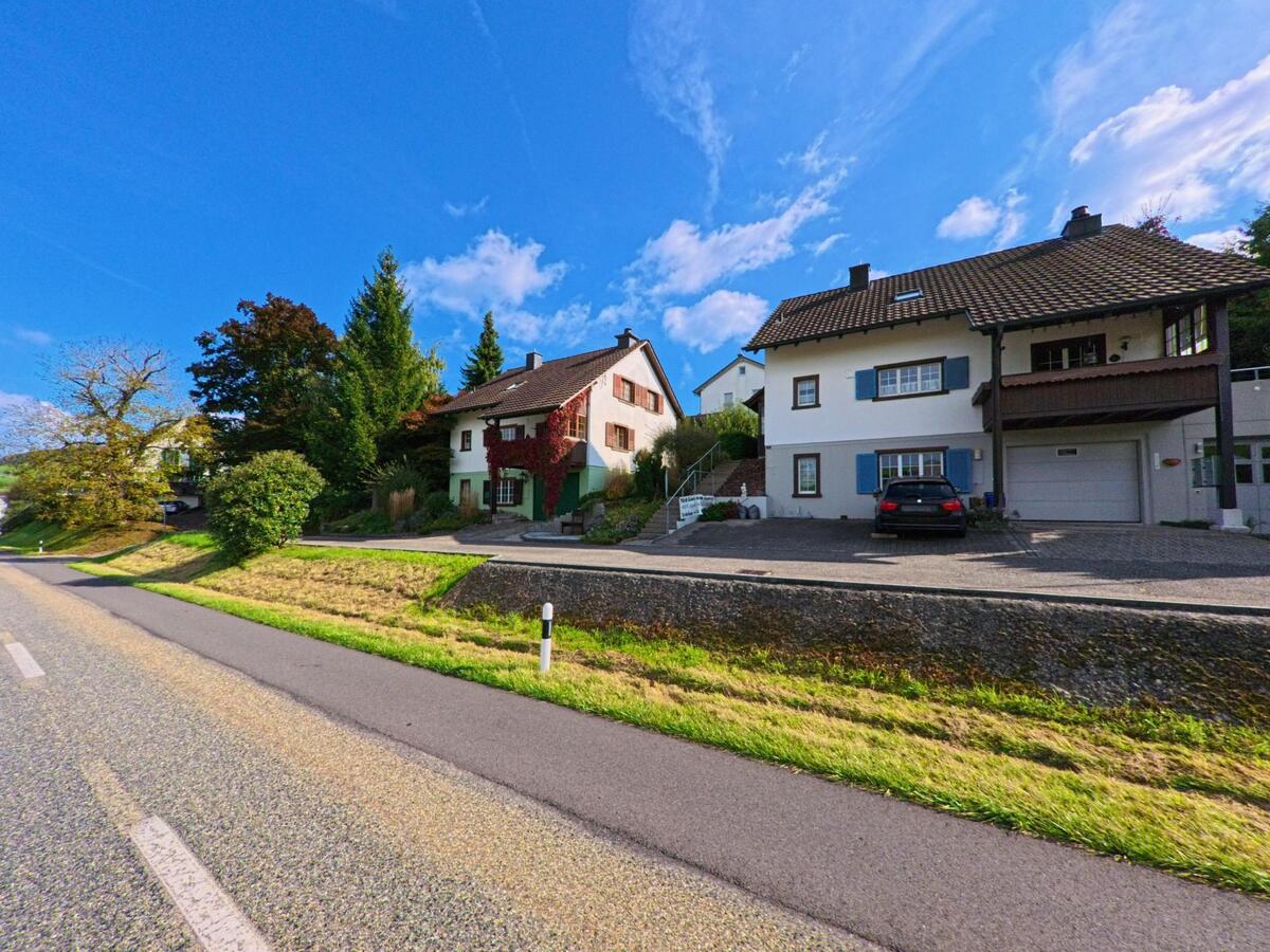 An einer leicht erhoehten Lage in Wegenstetten (4317, Kanton Aargau) stehen Einfamilienhaeuser mit Gartenbereichen entlang einer ruhigen Strasse.