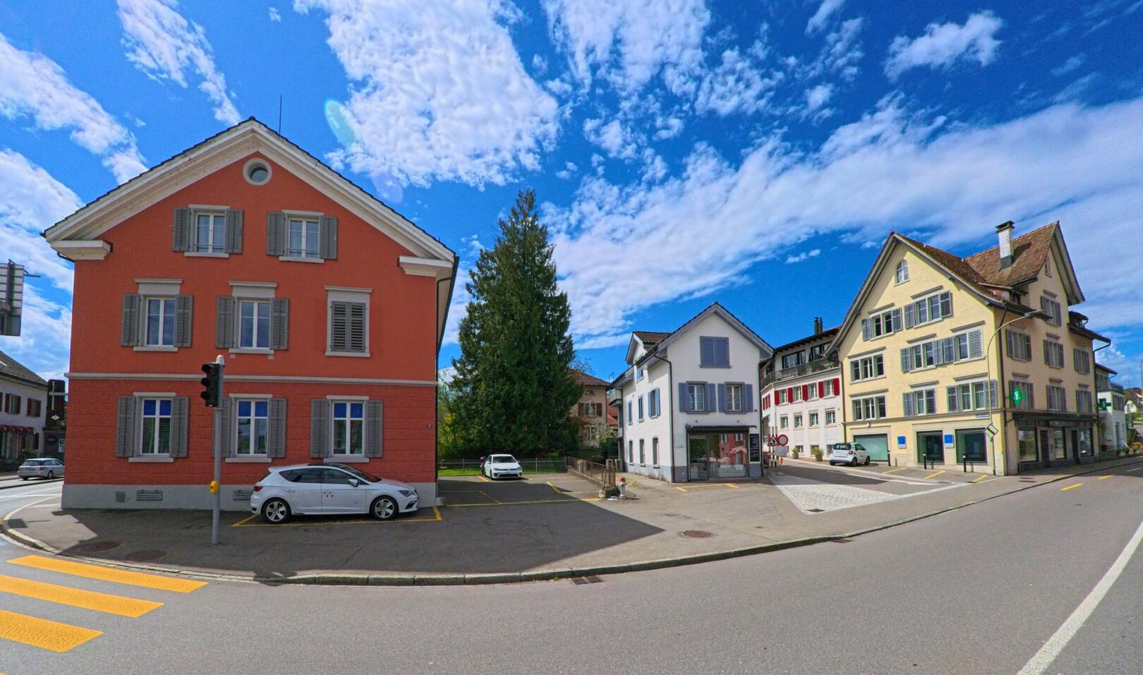 Im Zentrum von Wetzikon (8620, Kanton Zürich) treffen sich an einer Kreuzung mehrere gut erhaltene Wohn- und Geschäftshäuser mit typischer Fassadengestaltung.