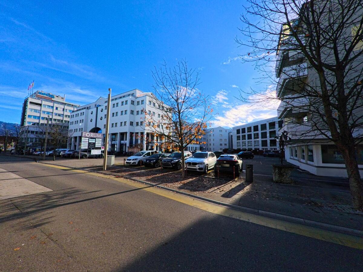 Mehrere moderne Gebäude, darunter ein Hotel und ein Geschäftsgebäude mit der Aufschrift «FORUM», prägen das Stadtbild von Widnau (9443, Kanton St. Gallen) bei schönem Wetter.