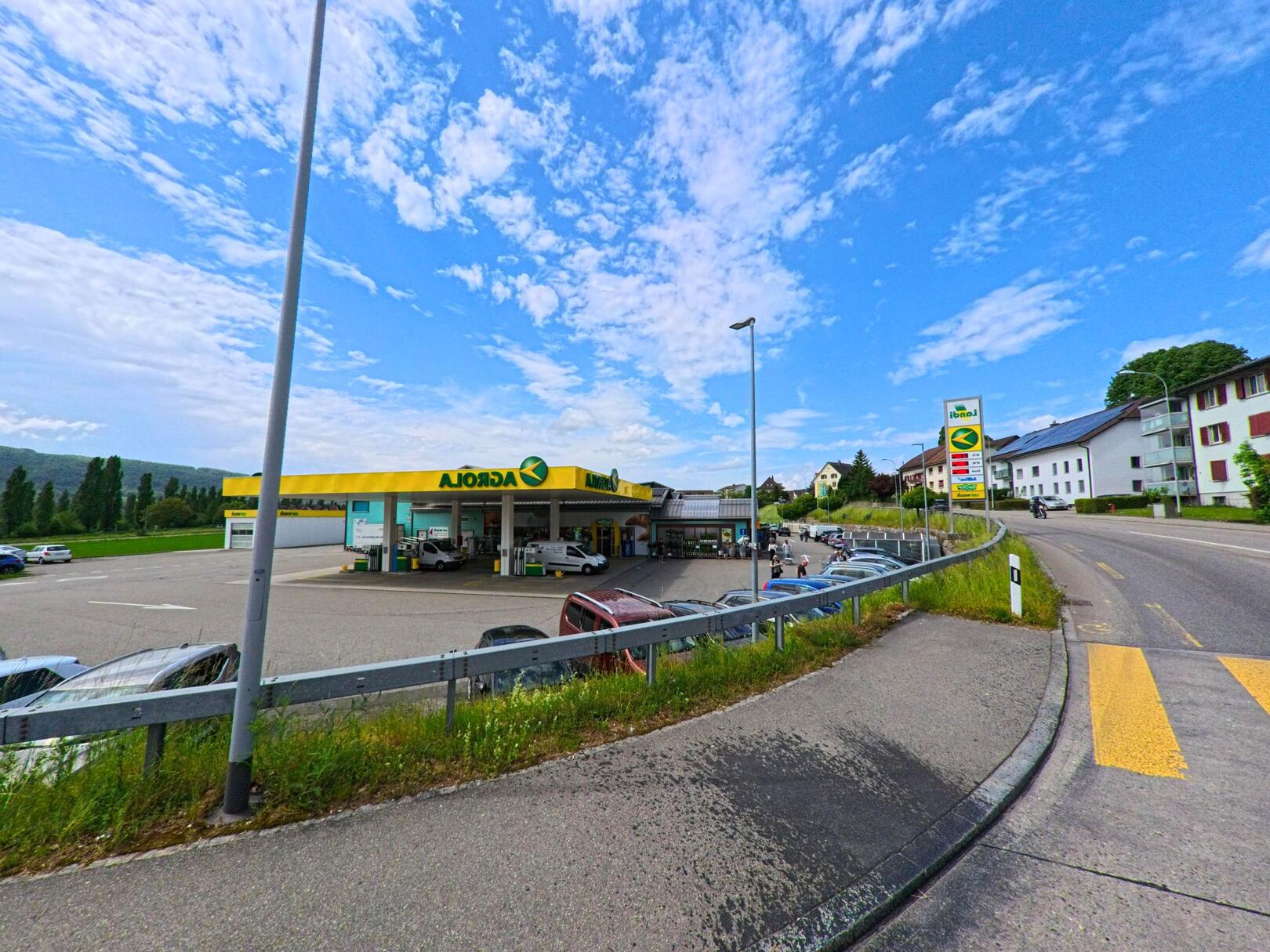 An einer leicht ansteigenden Strasse in Winznau (4652, Kanton Solothurn) liegt eine moderne Tankstelle mit mehreren Zapfsäulen und angrenzendem Shop.