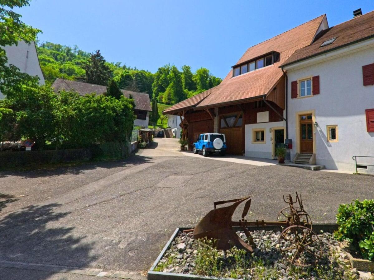 In der Gemeinde Witterswil (4108, Kanton Solothurn) mündet eine verkehrsberuhigte Strasse in ein Wohnquartier mit traditionellen Häusern und begrünten Mauern.