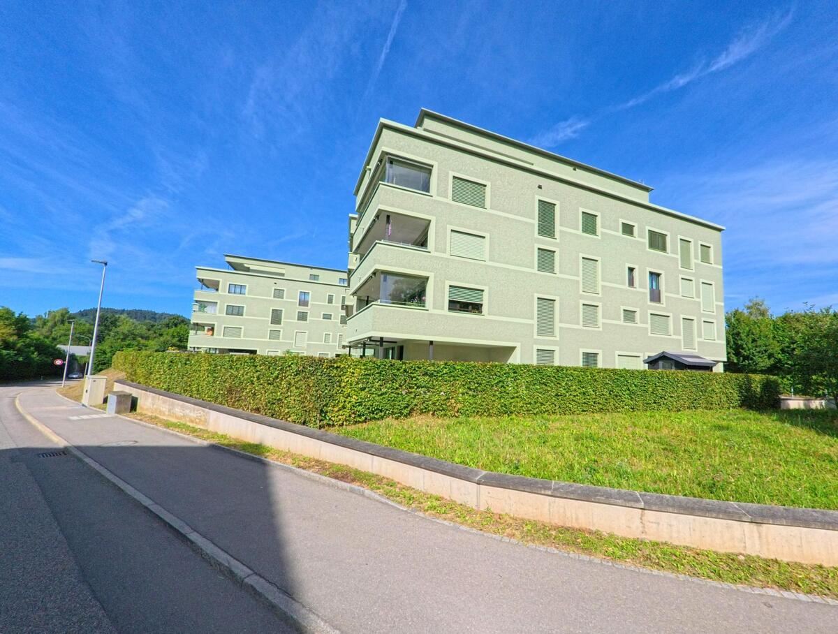 In Zofingen (4800, Kanton Aargau) stehen moderne, hellgruene Wohnbauten mit Balkonen an einer ruhig gelegenen Seitenstrasse.