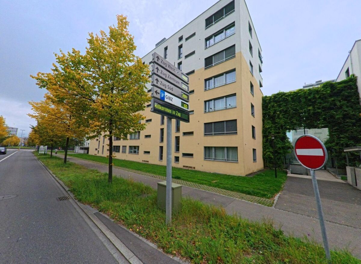 zug-6300-stadtstrasse-mit-wegweisern.jpg