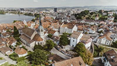 Die Altstadt von Zug (6300, Kanton Zug) mit ihren historischen Gebäuden, der Kirche St. Oswald und dem Zytturm liegt malerisch am Zugersee.